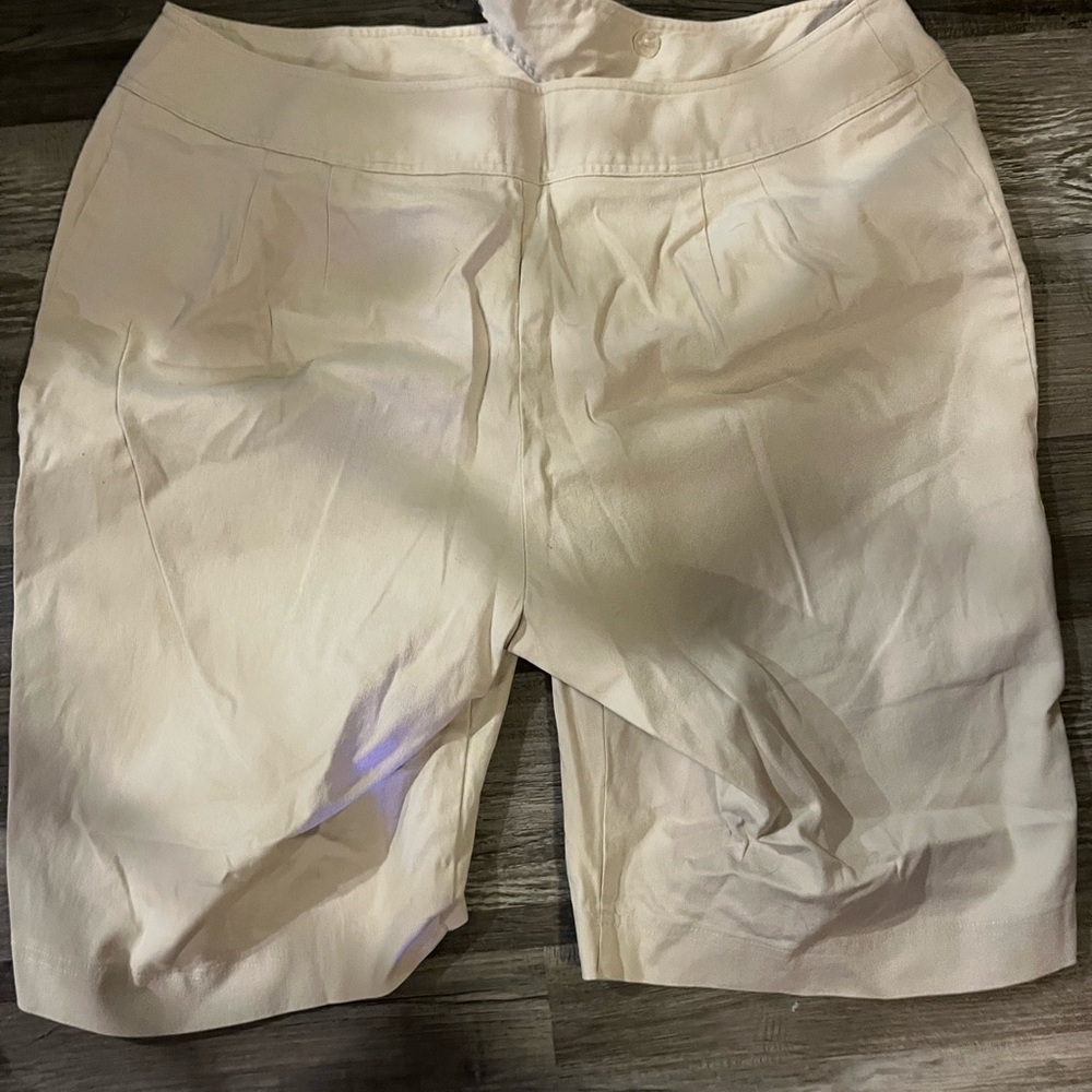Leslie Fay Women's Light Cream Bermudas